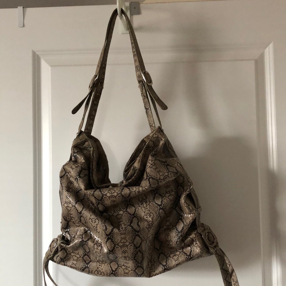 Women's slouch style shoulder/arm handbag. Faux snake skin.